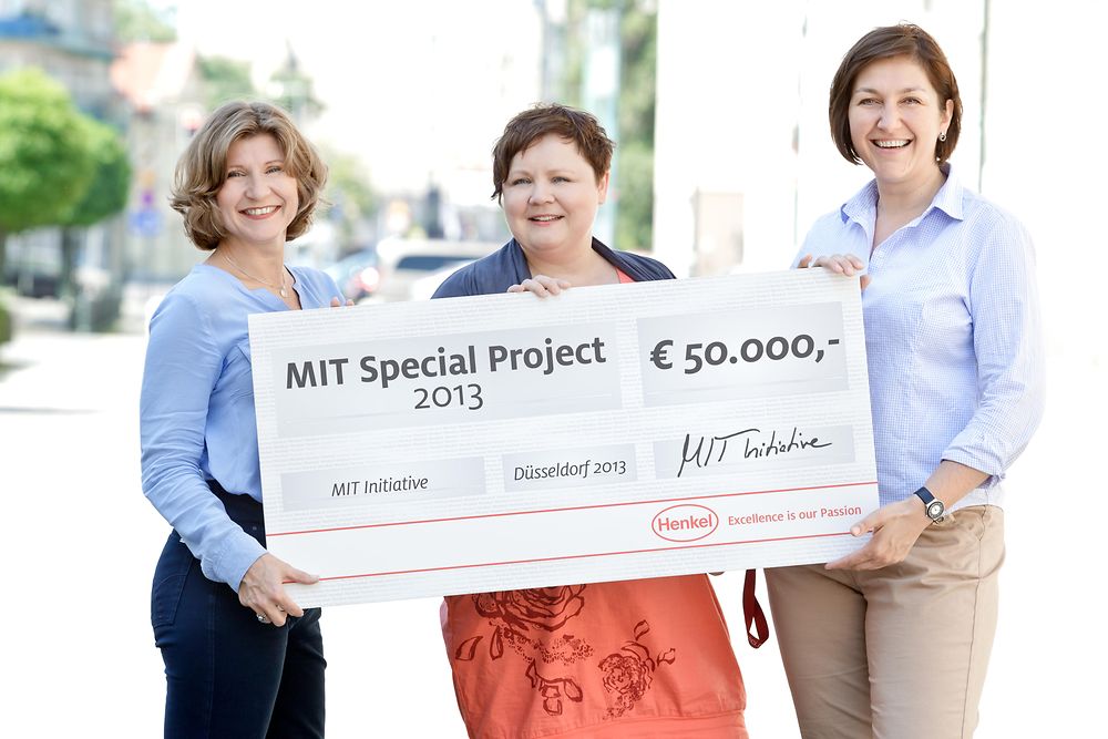 Dorota Strosznajder, Agnieszka Kramm und Anna Jachimiak halten den Check für den Gewinn des „MIT Special Project 2013“ 