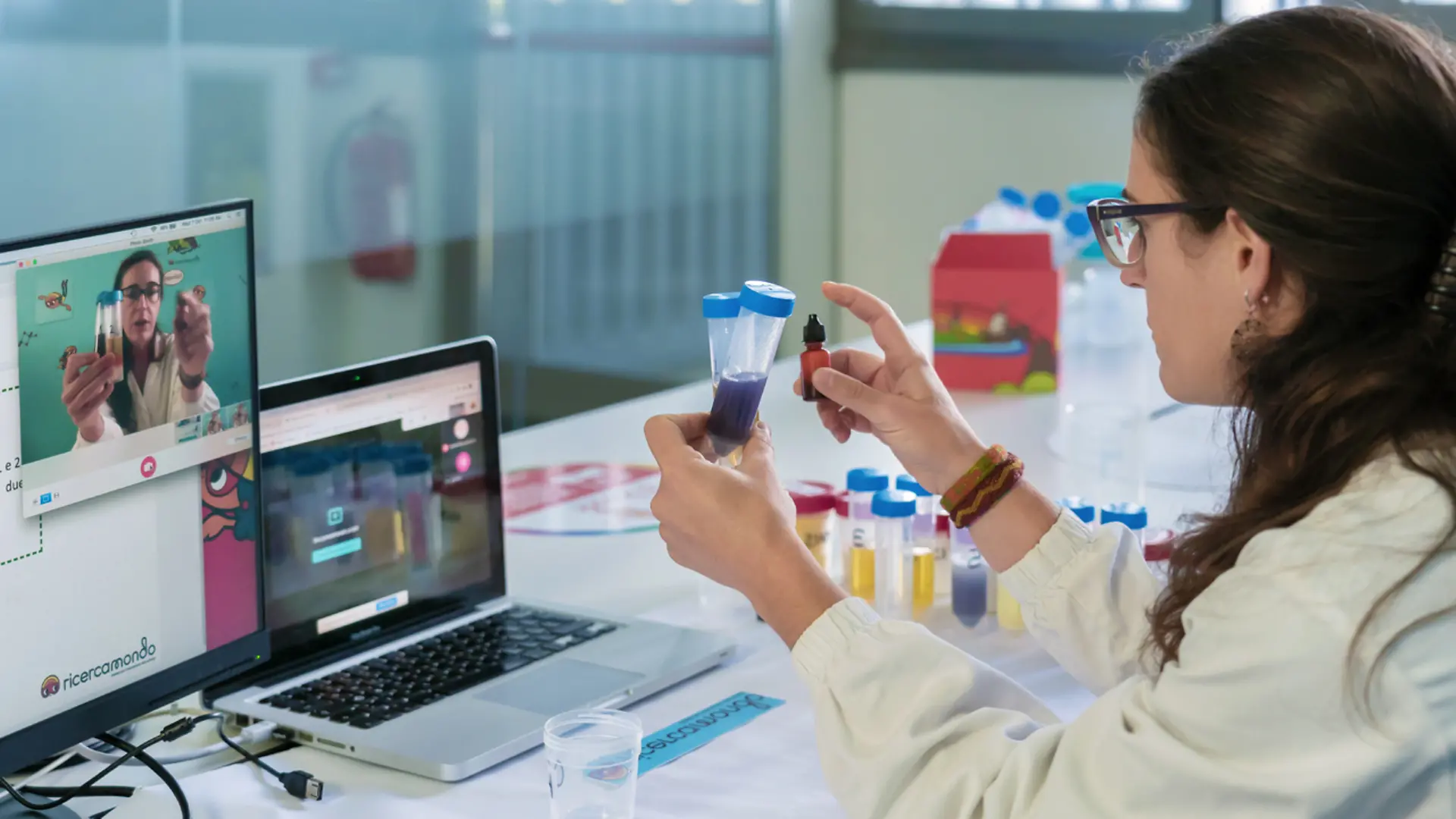 Kinder, die experimentieren