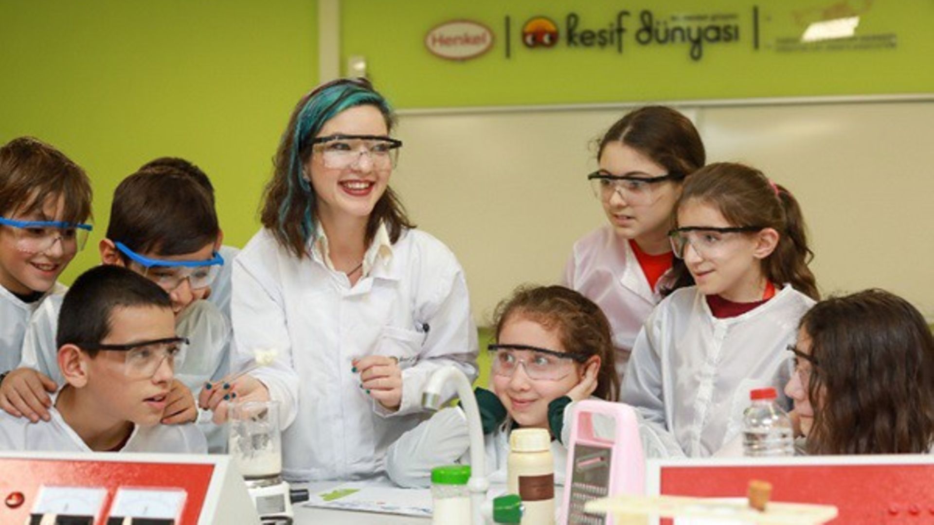 laboratuvar önlüklü altı çocuklu kadın