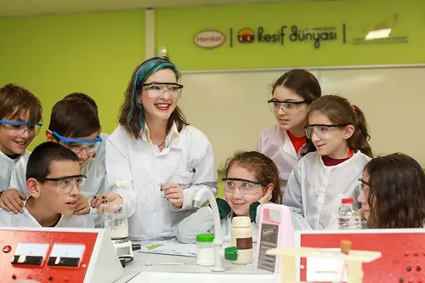 mujer con seis hijos en batas de laboratorio