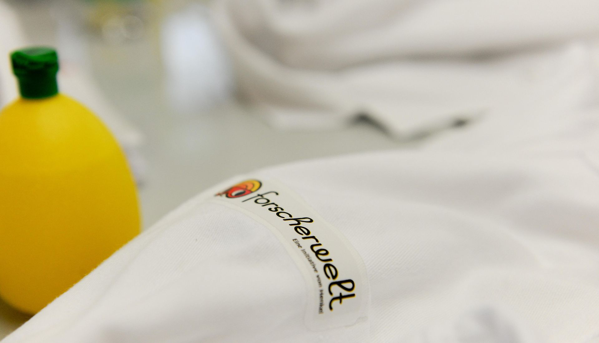close up of lab coat with Forscherwelt logo