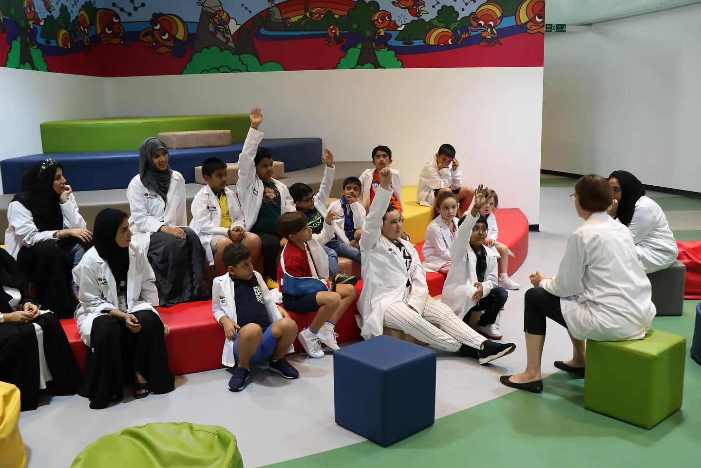 Kinder, die experimentieren