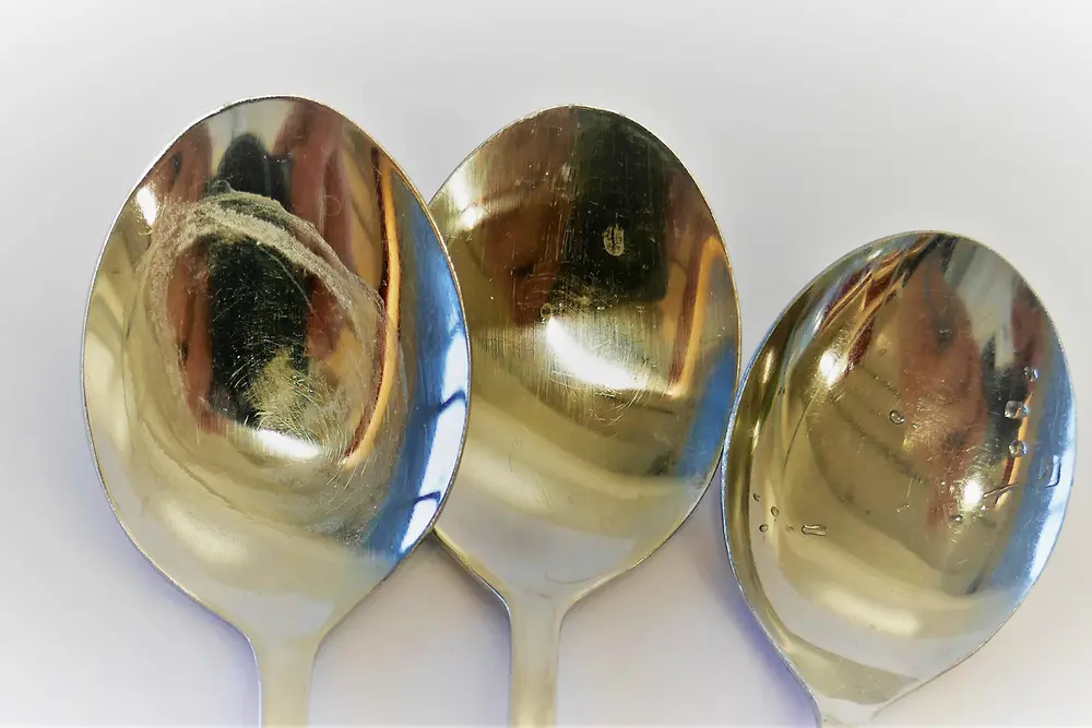 tres cucharas con residuo blanco