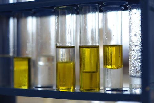 cierre de tubos de ensayo con aceite y agua