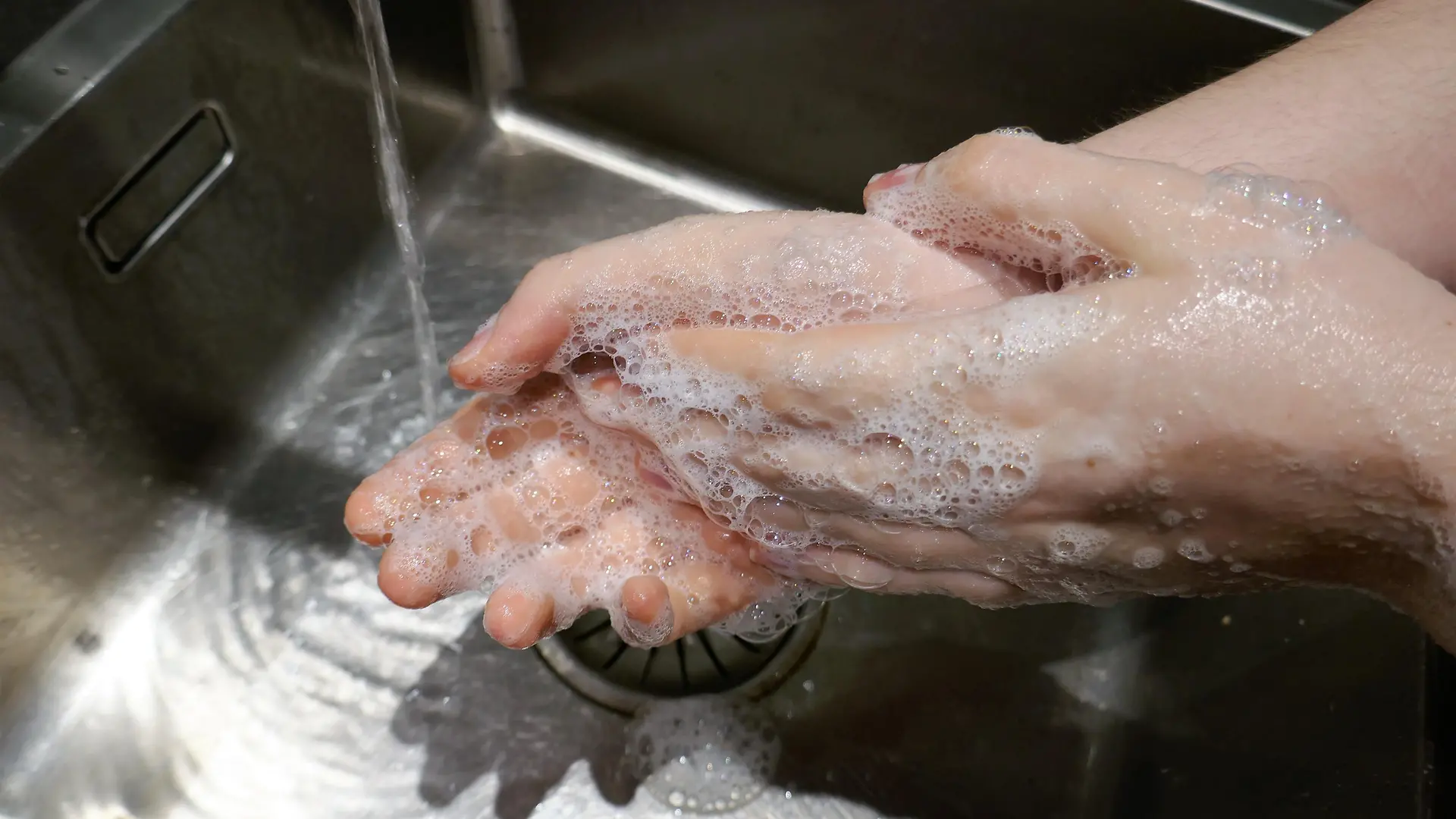 Nahaufnahme vom Hände waschen