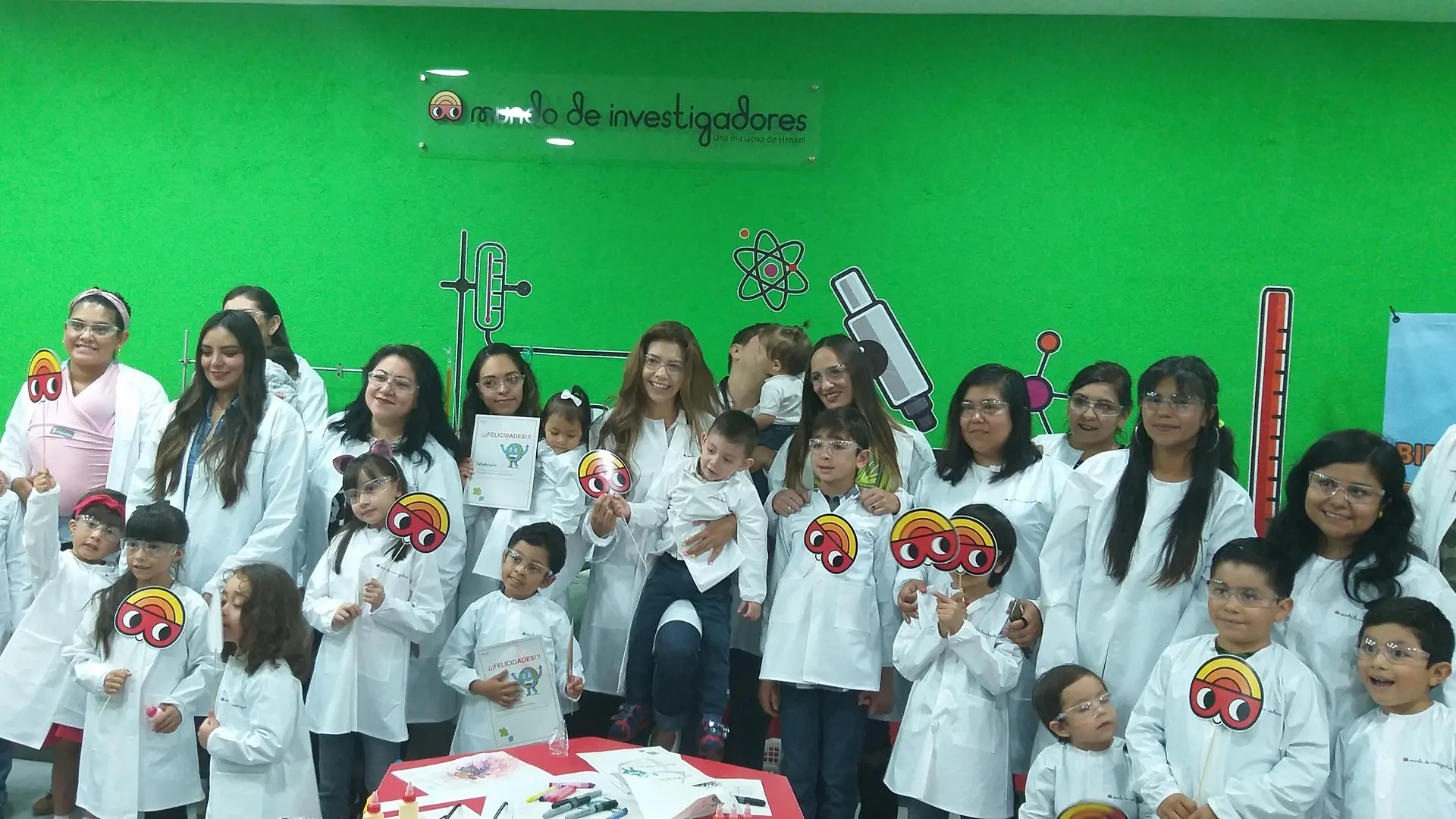 foto de grupo con niños mexicanos en batas de laboratorio