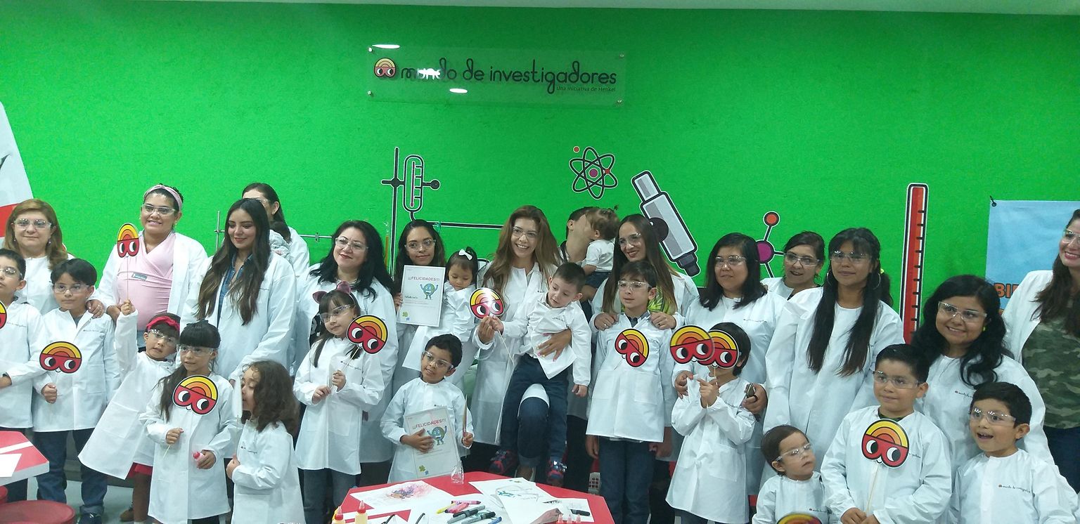 групповое фото с мексиканскими детьми в лабораторных халатах