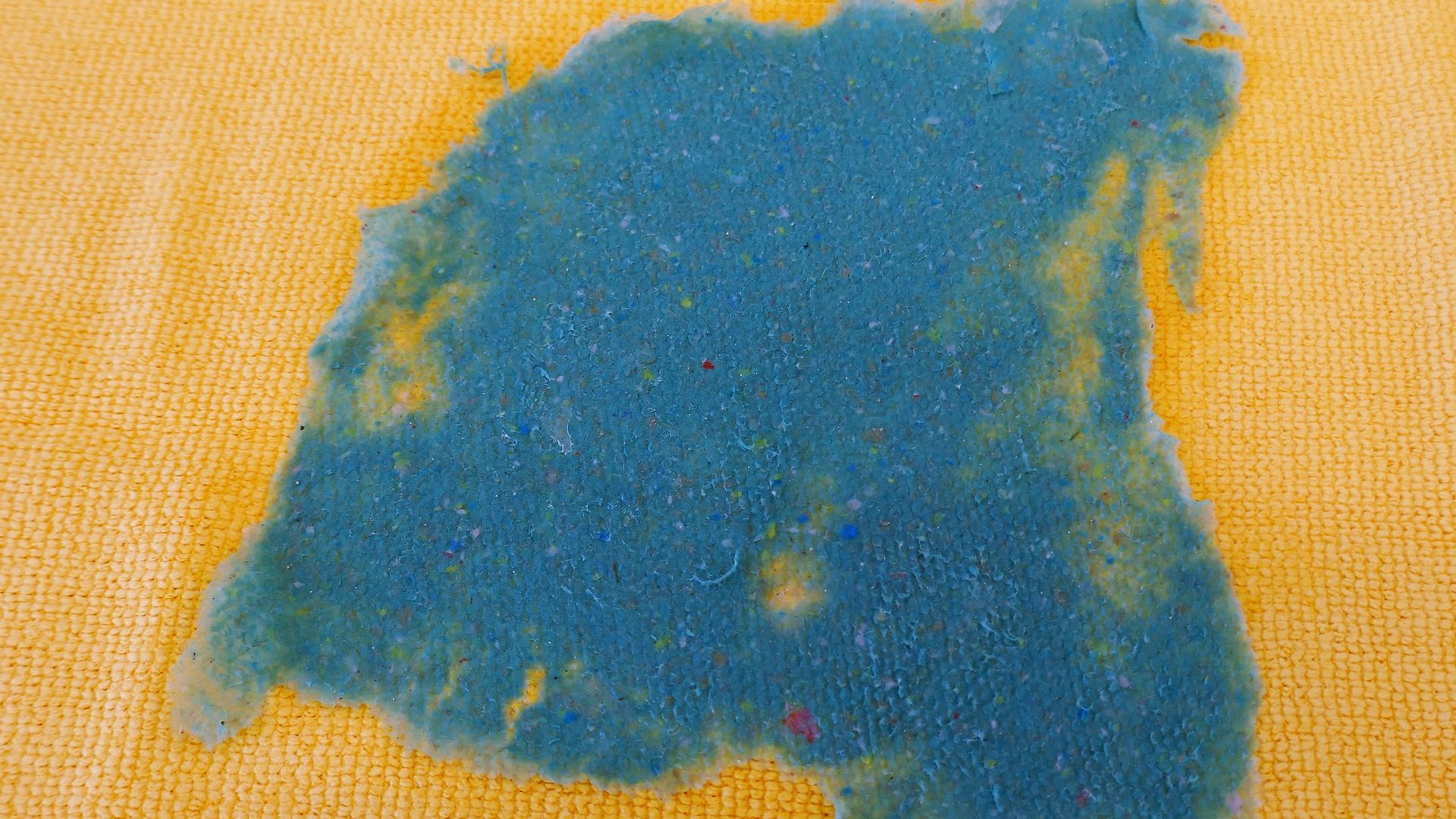 sarı kumaş üzerine mavi kağıt hamuru