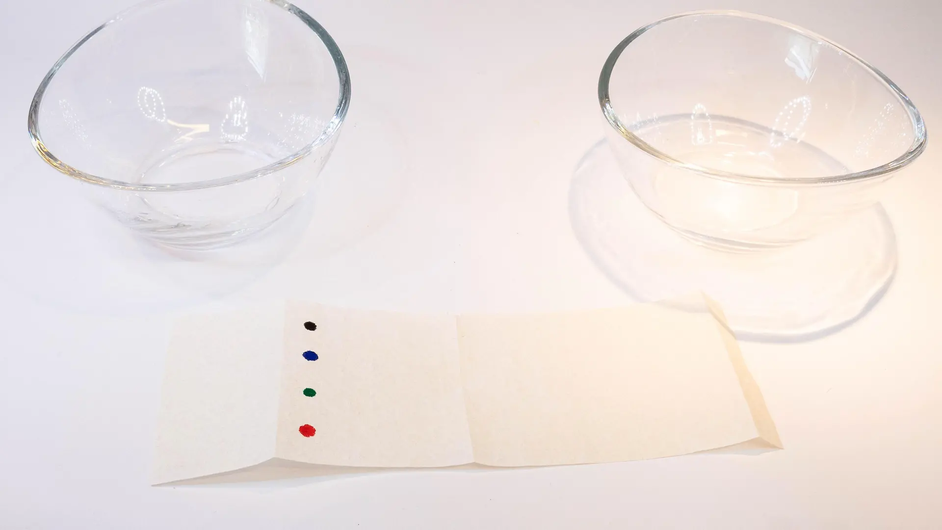 Papierstreifen mit Filzstiftpunkten in einer Linie