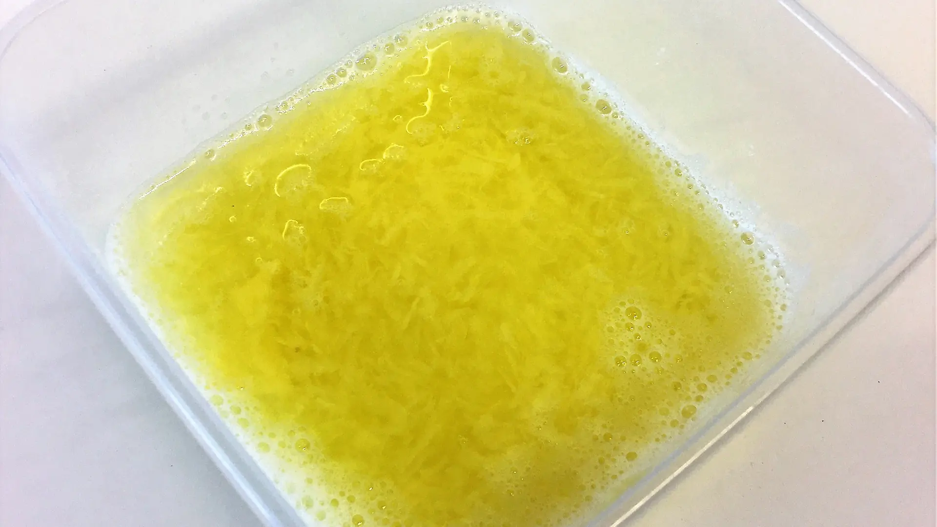 Plastikschüssel mit Kartoffelbrei