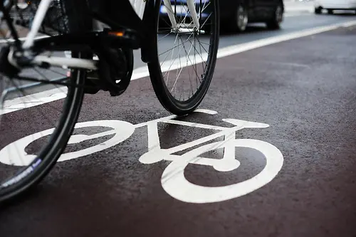 parte della bicicletta su asfalto nero con icona di bicicletta dipinta