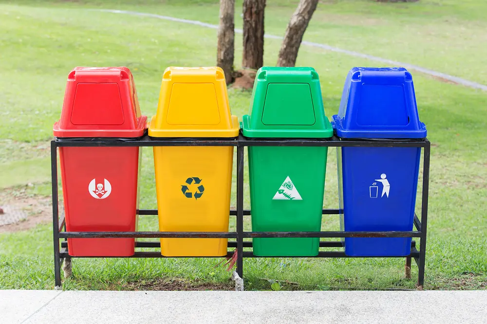 4 pojemniki na odpady w kolorze czerwonym, żółtym, zielonym, niebieskim