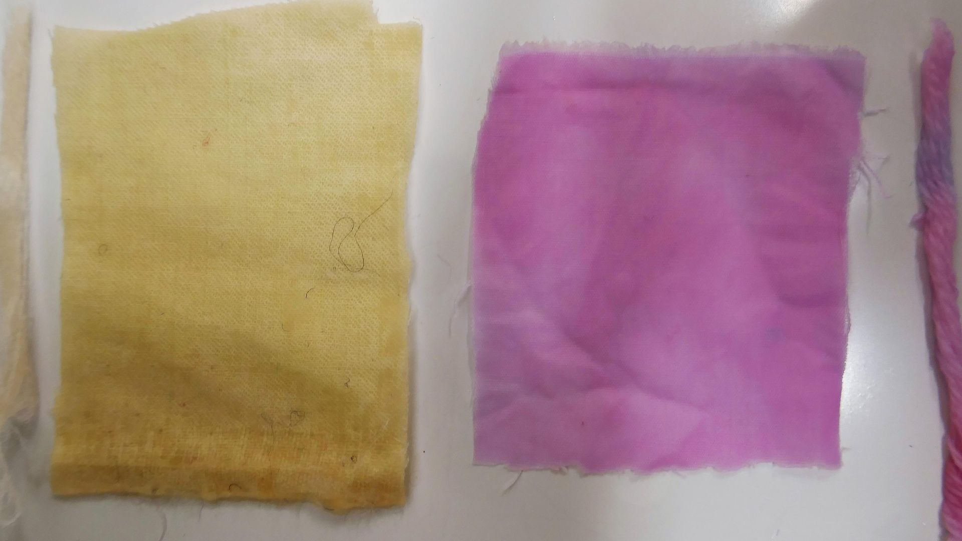 żółty i różowy kolor tkaniny obok siebie