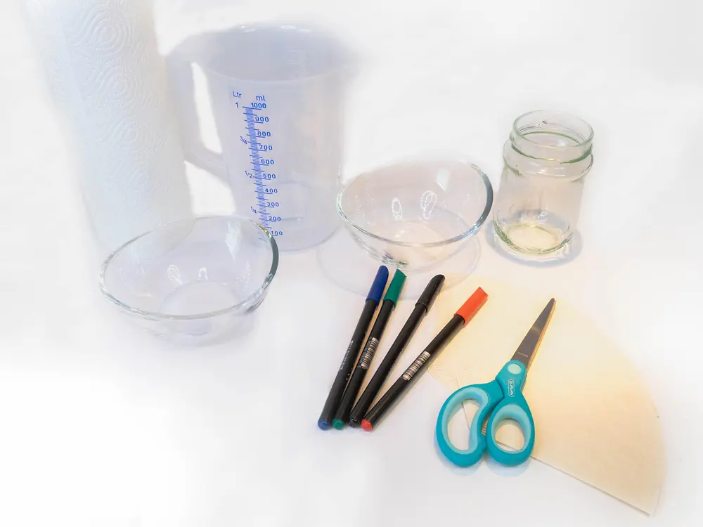Filzstifte, Schere, Papierfilter, Glasgefäße und Messbecher