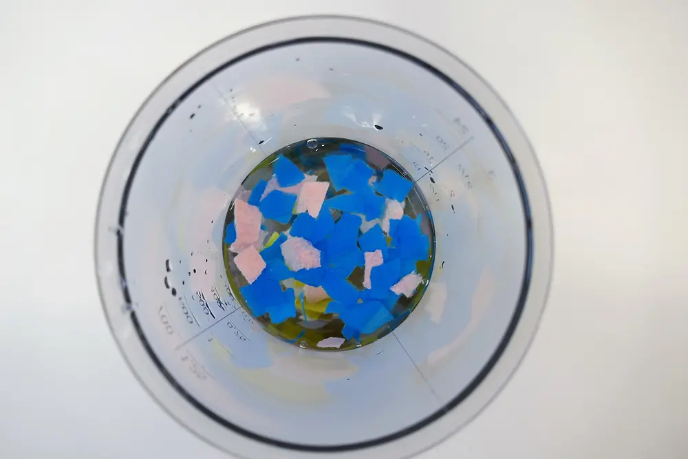 Pürierbecher mit Papierschnipseln von oben