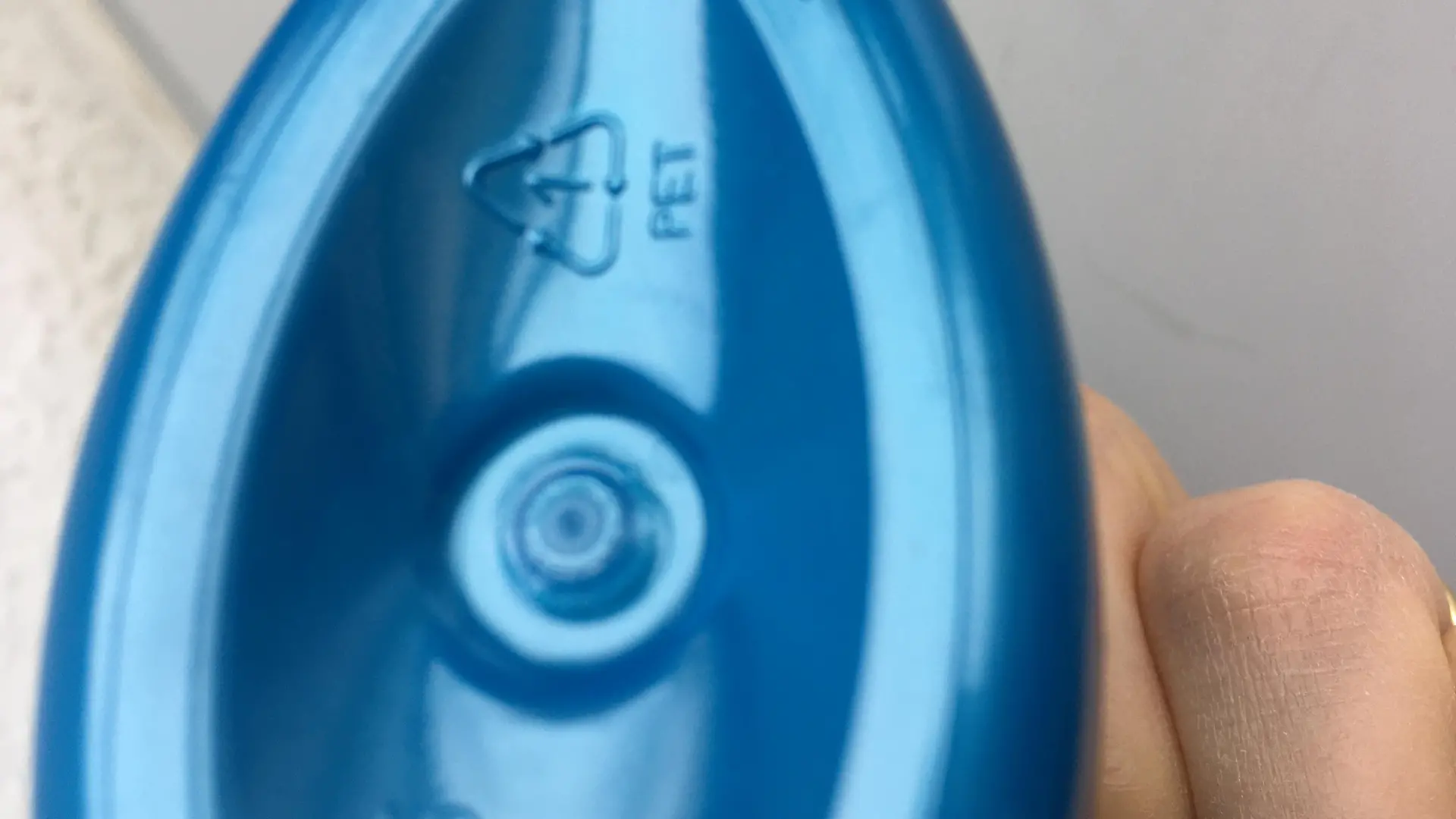 Boden einer blauen Plastikflasche mit PET-Symbol