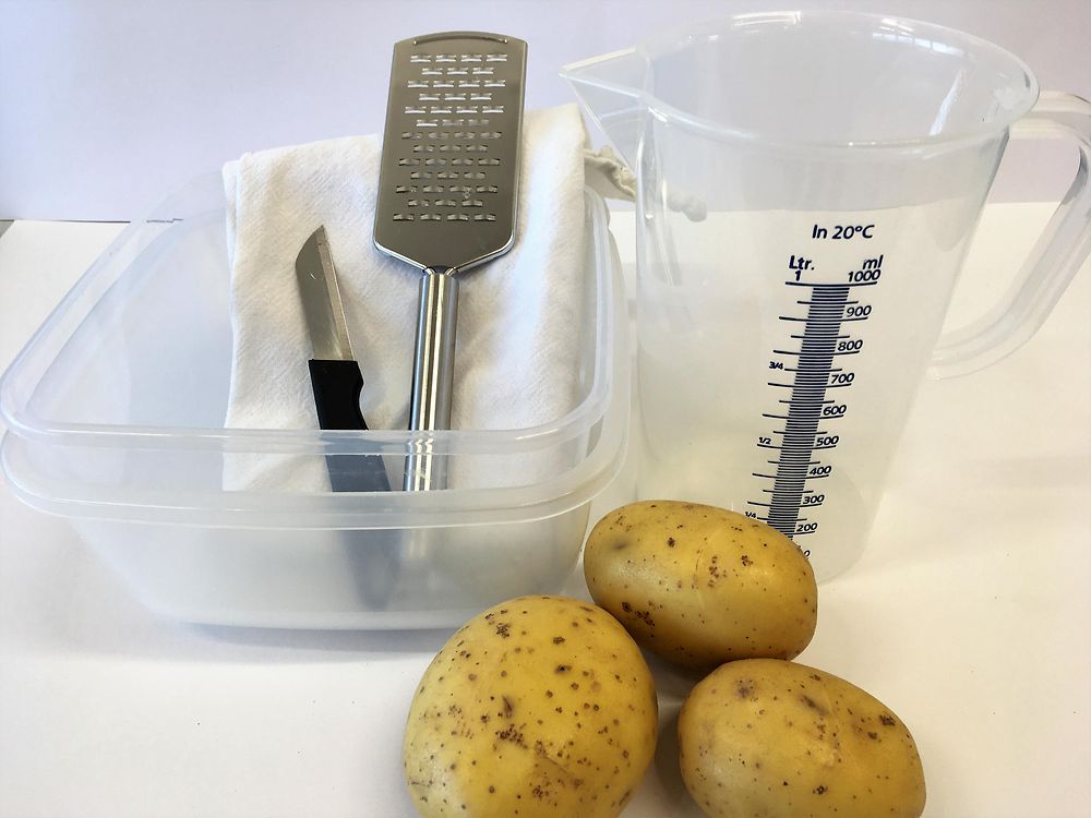 patatas, rallador, jarra medidora y cuencos de plástico
