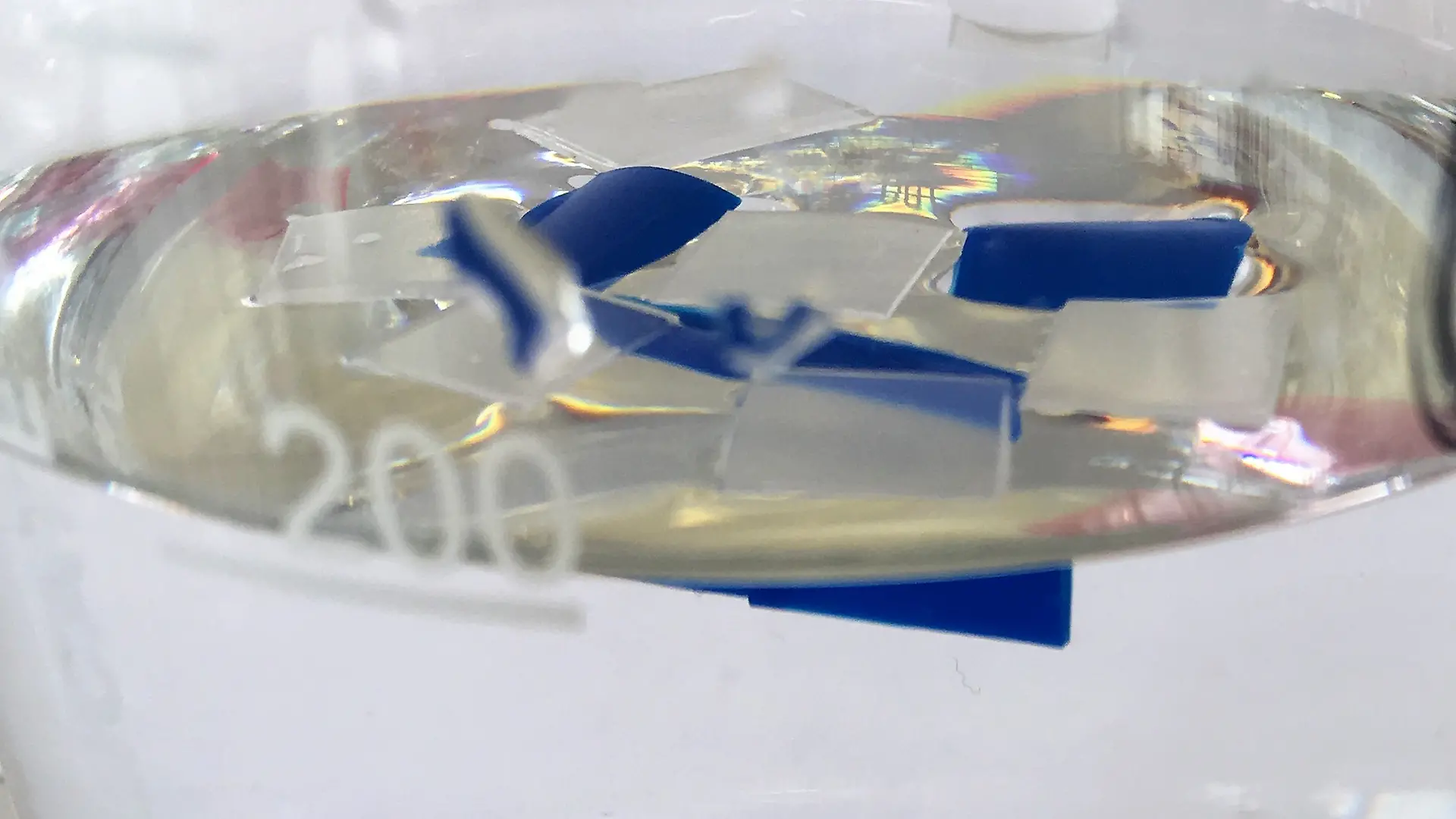 close-up do copo com água e peças de plástico flutuantes de plástico