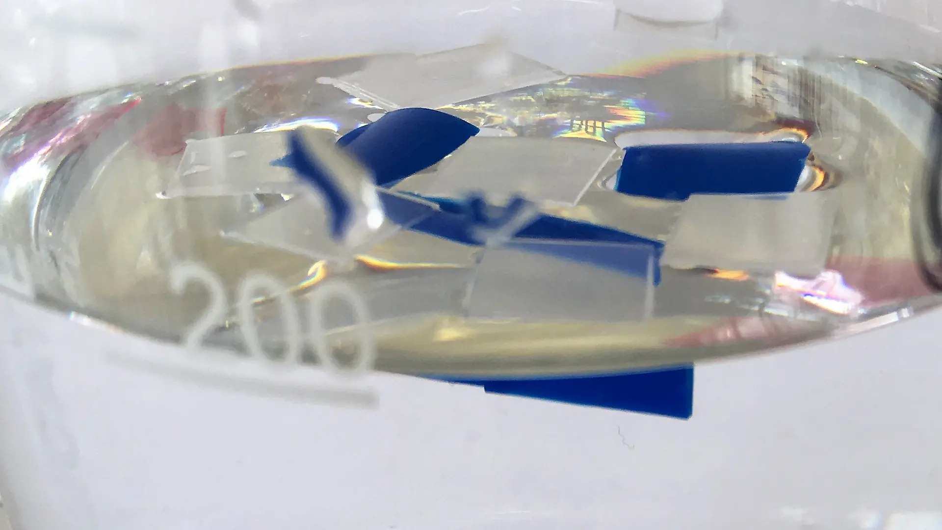 Wasserglas mit Plastikstückchen