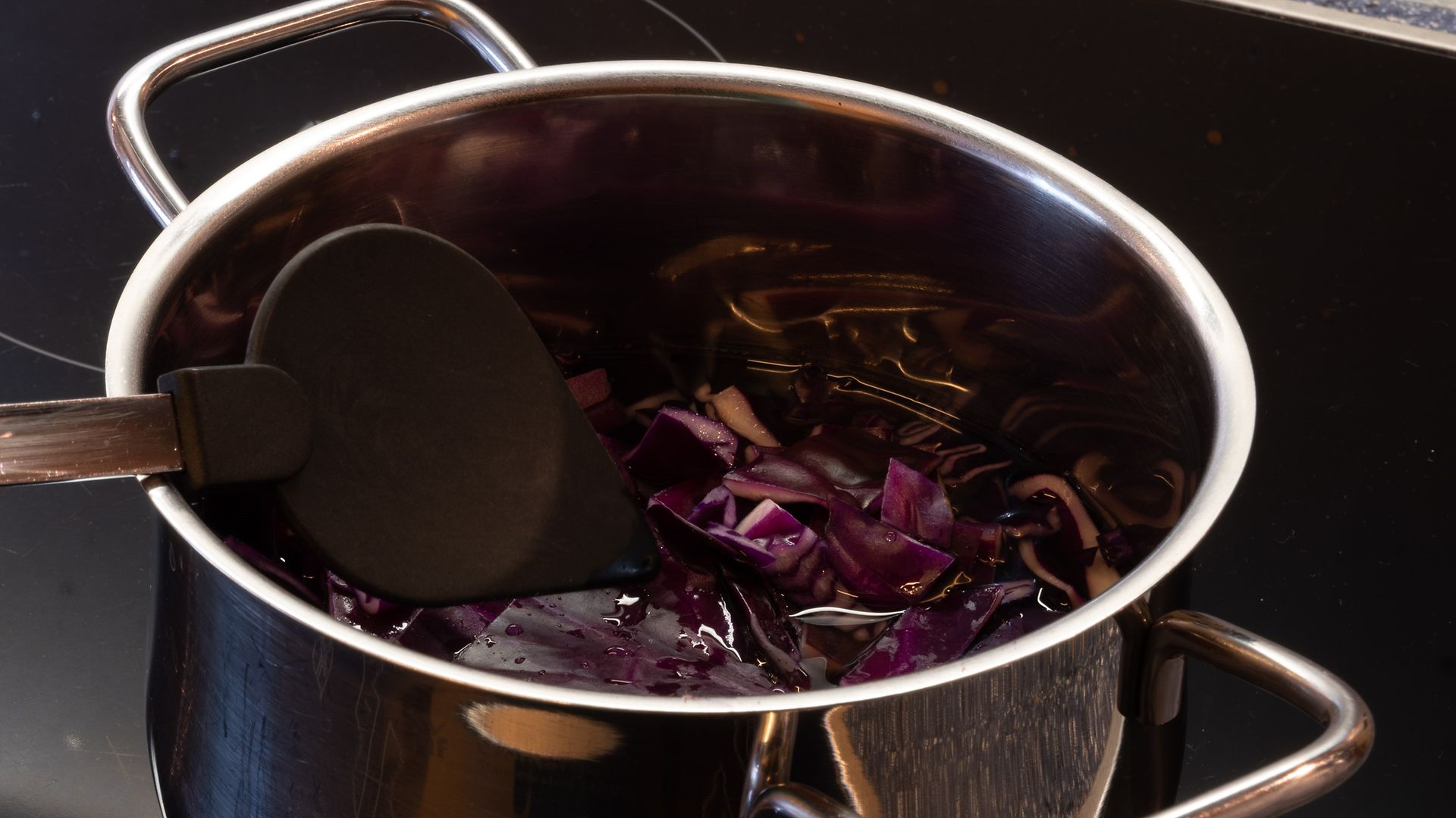 red cabbage in pot