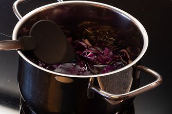 Kochtopf mit Rohtkohlstückchen