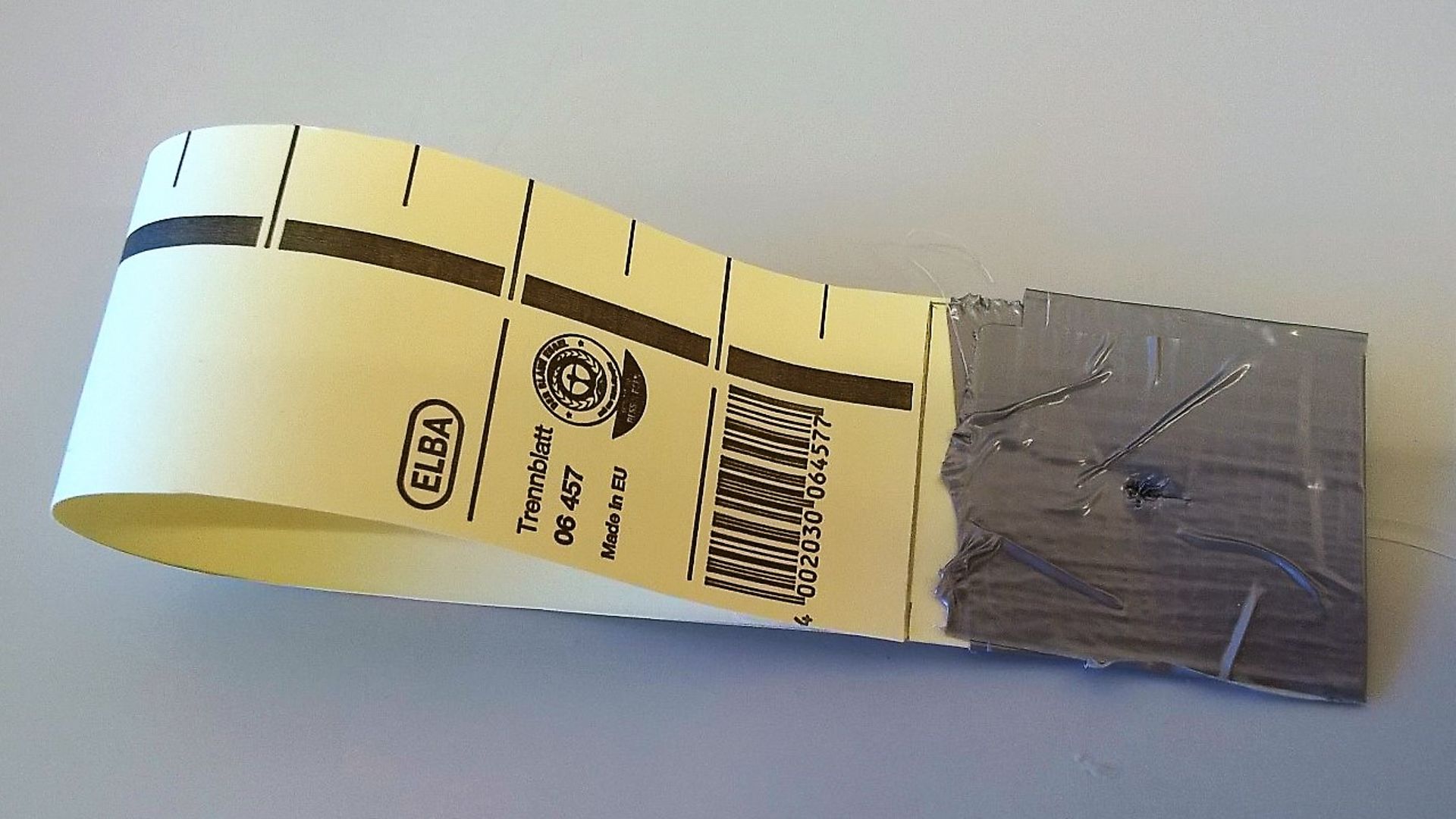 bucle de papel con cinta adhesiva en un extremo