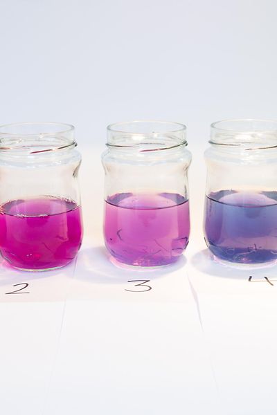Gläser mit unterschiedlich gefärbtem Wasser