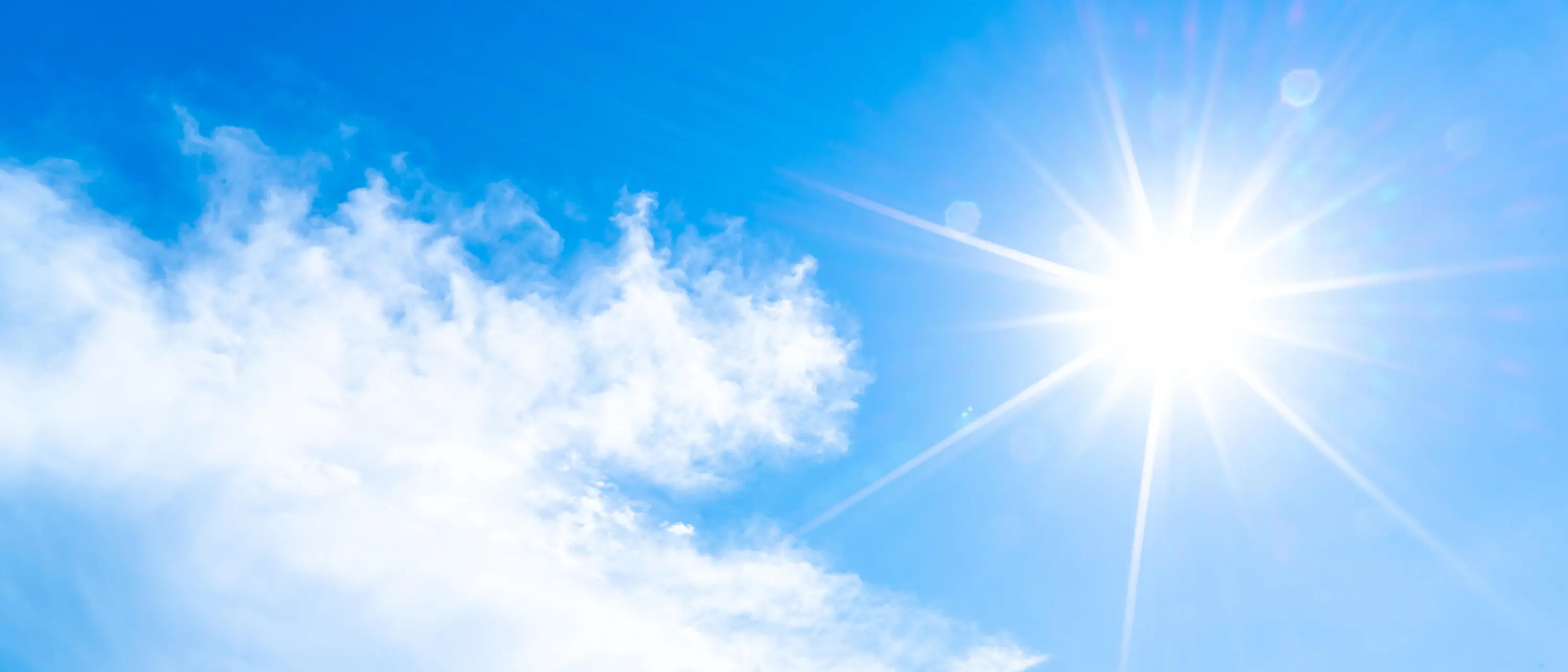 cielo azul con sol