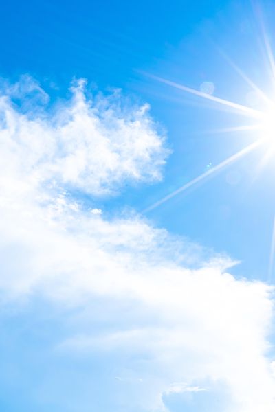 Blauer Himmel mit strahlender Sonne