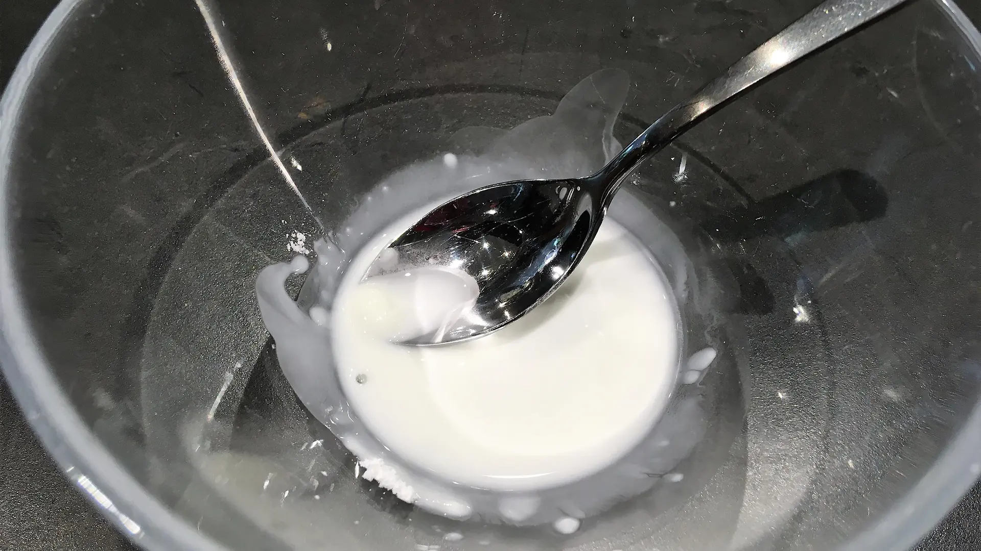 Glasschüssel mit wässrigem Stärkebrei