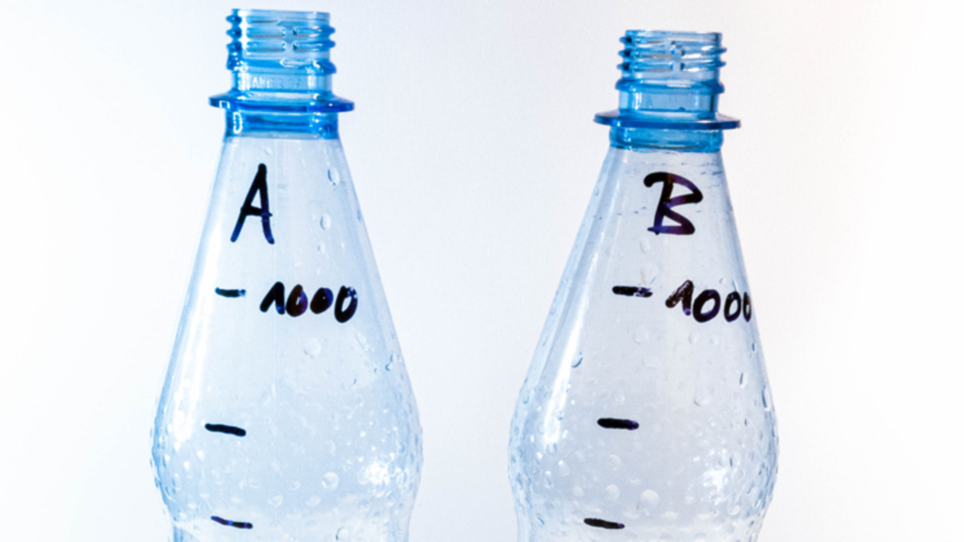 Zwei Wasserflaschen mit Markierungen