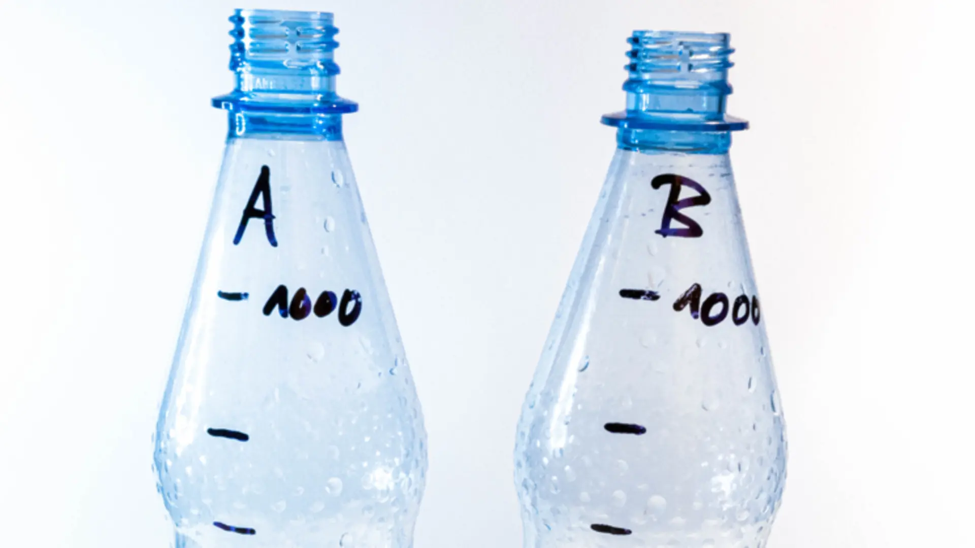 işaretleyicili iki boş plastik şişe
