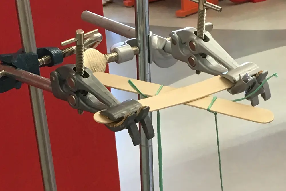 Geklebte Holzstücke, die mit Klemmen eingespannt sind