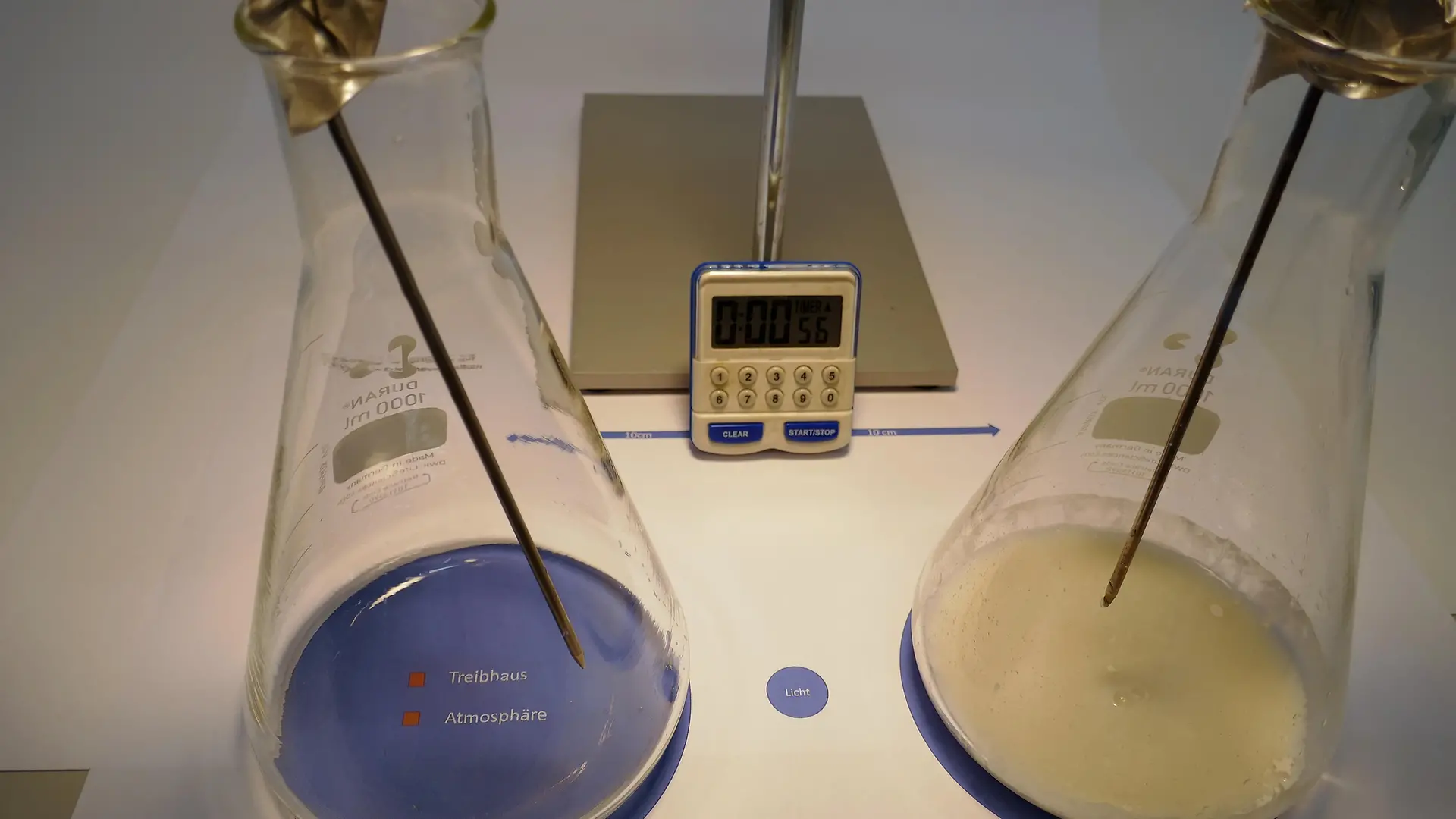 Cerca de dos matraces Erlenmeyer delante del stand