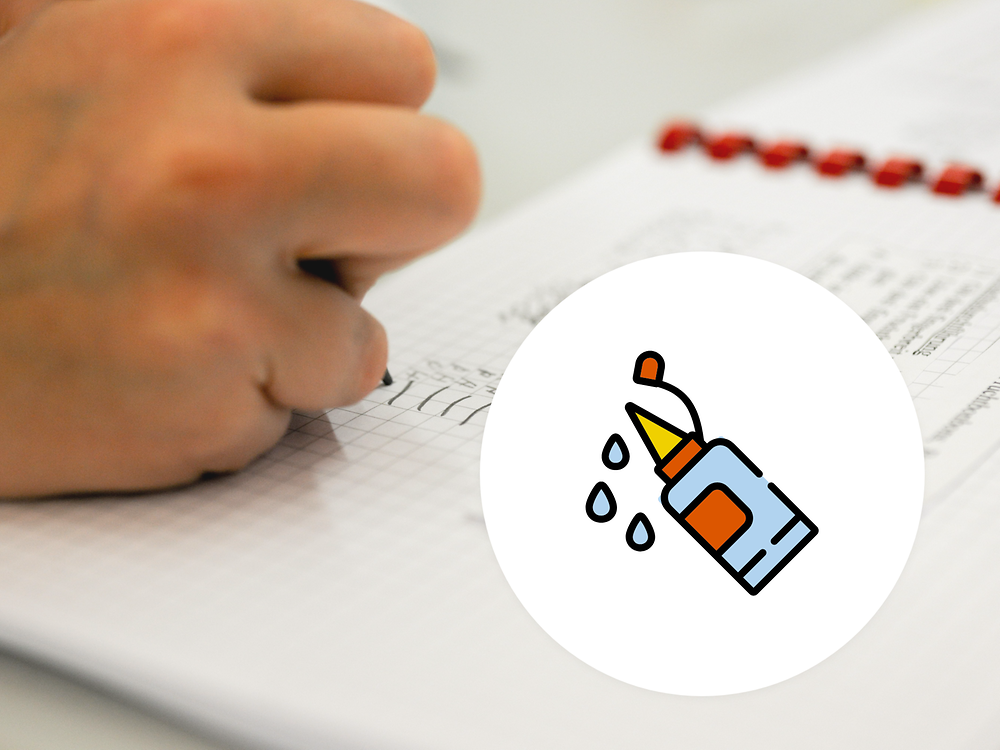 Hand mit Stift schreibt in Collegeblock, mit Klebstoff-Symbol