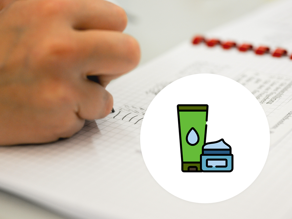 Hand mit Stift schreibt in Collegeblock, mit Kosmetik-Symbol