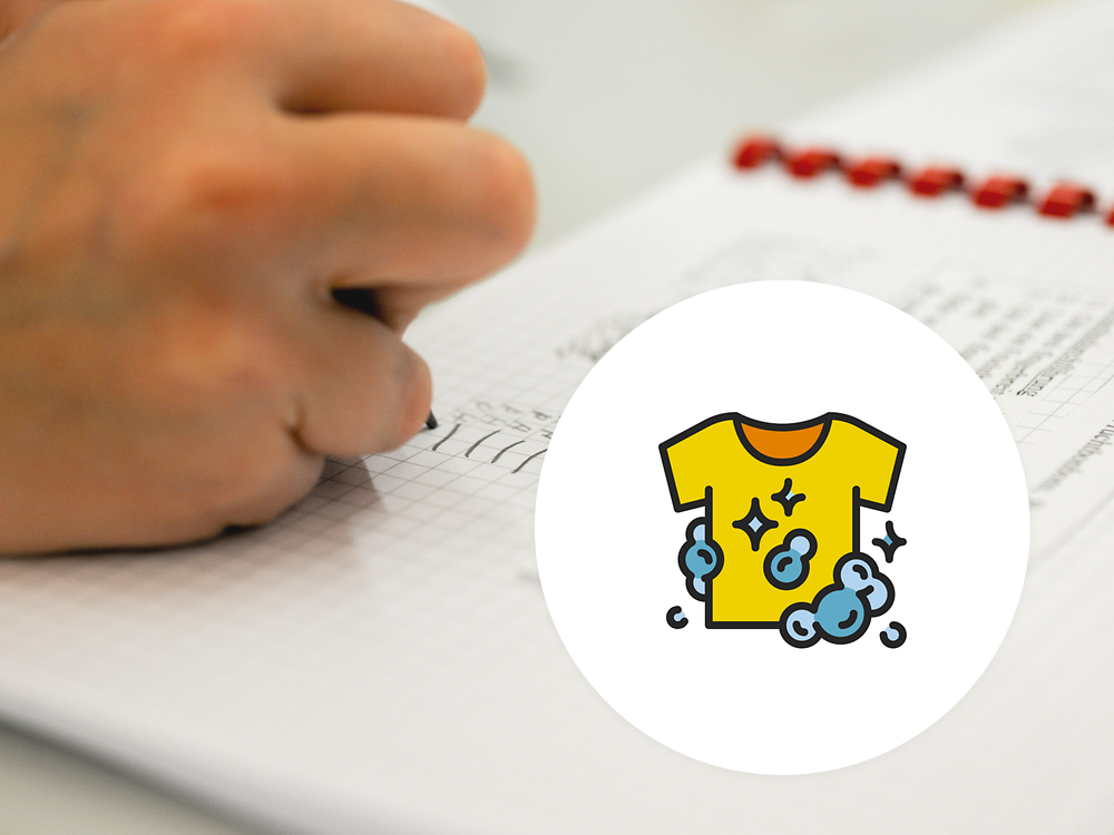Símbolo de lavandería de una camisa amarilla con burbujas de agua azul en un círculo frente a una imagen con una mano escribiendo en un folleto