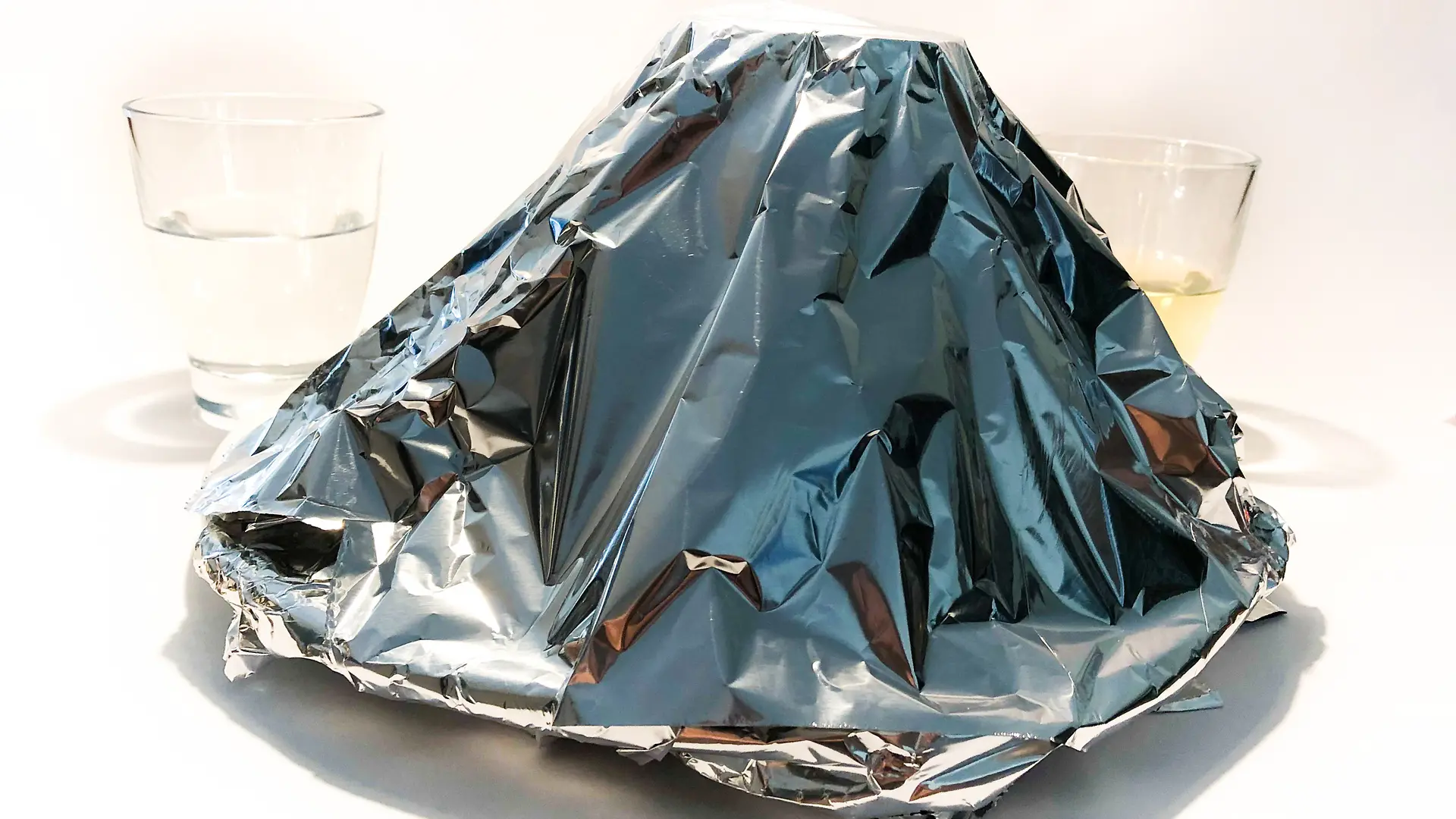 stożek folii aluminiowej na talerzu