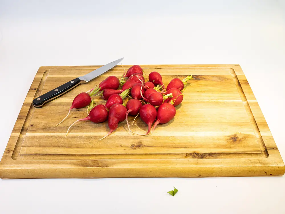 rábano en plato de madera con cuchillo