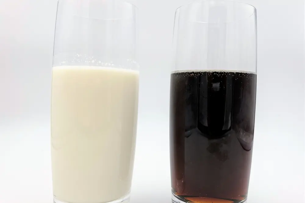 Ein Glas mit Milch und ein Glas mit Cola