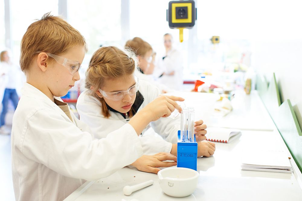 Ein Junge und ein Mädchen führen ein Experiment in der Forscherwelt durch