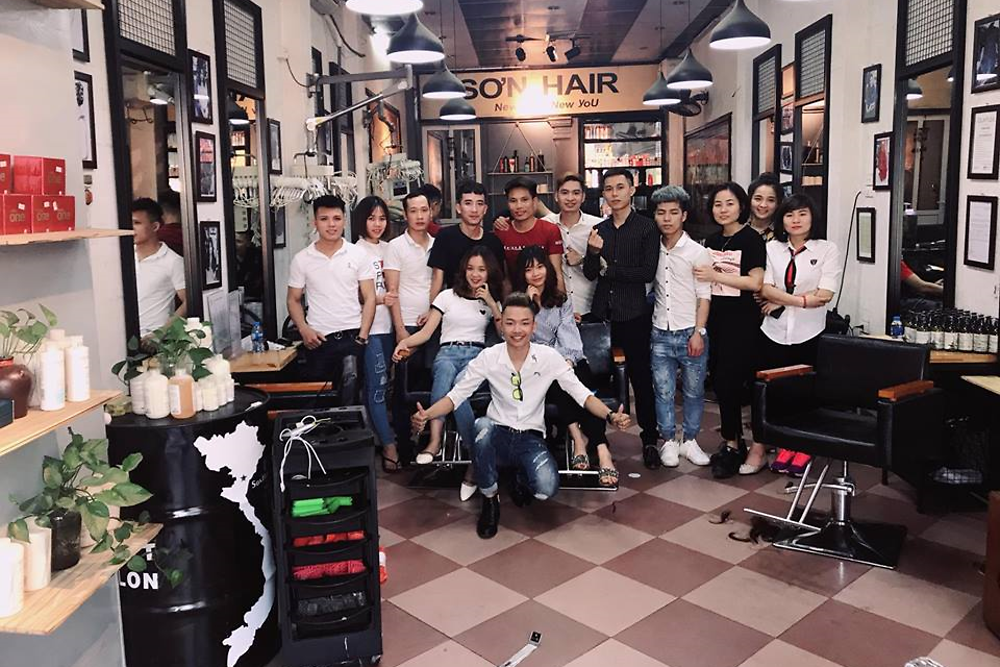 Son und sein Team im eigenen Salon in Vietnam