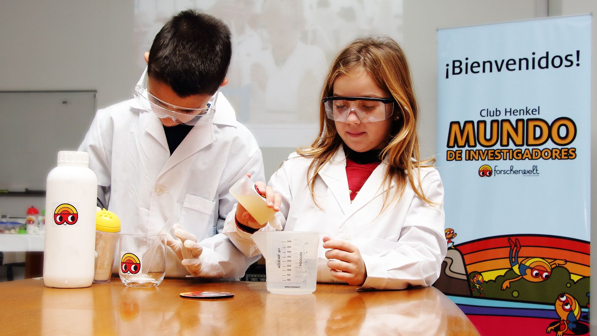 Zwei Kinder experimentieren in der Forscherwelt in Argentinien.