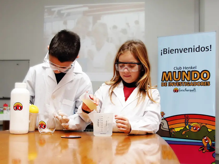 Zwei Kinder experimentieren in der Forscherwelt in Argentinien.
