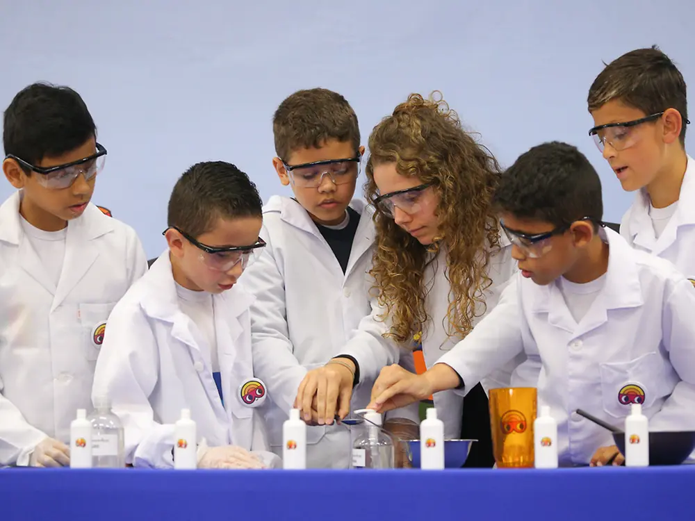El maestro y 5 estudiantes brasileños están haciendo un experimento adhesivo y están en proceso de producirlo.