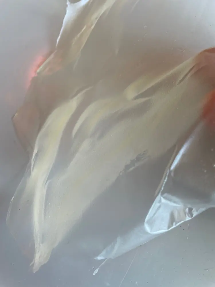 Hand hält ein Stück Folie
