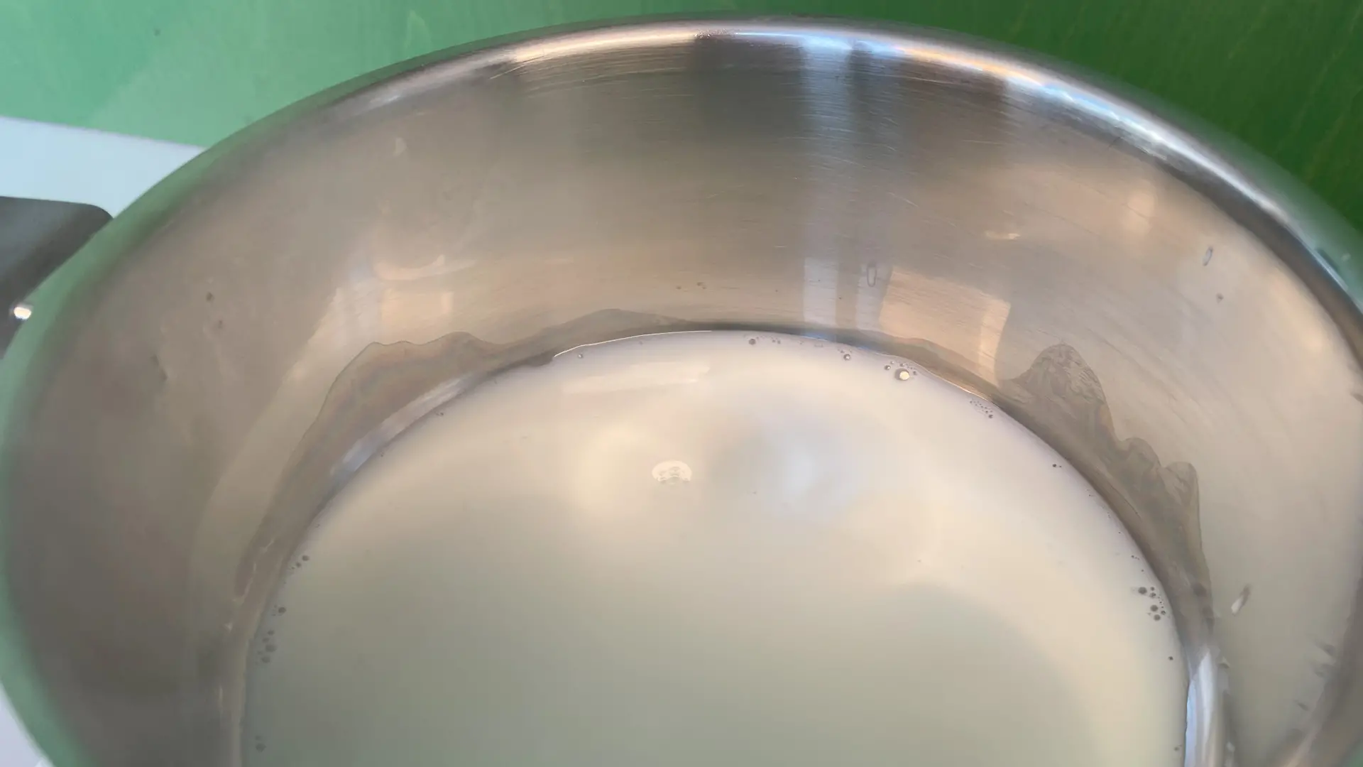 Kochtopf mit etwas Milch auf einer Herdplatte