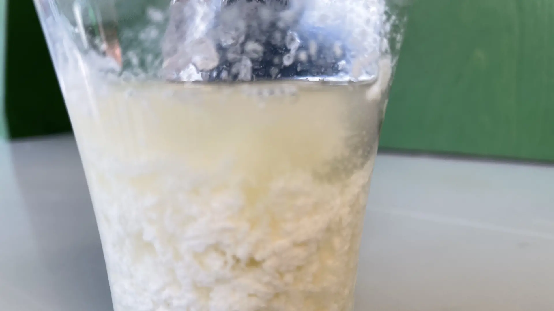 Glas mit ausgeflockter Milch
