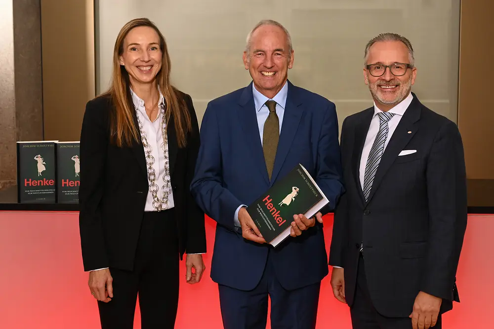 
Dr. Simone Bagel-Trah, Vorsitzende des Aufsichtsrats und des Gesellschafterausschusses von Henkel, Prof. Dr. Joachim Scholtyseck, Professor für Neuere und Neueste Geschichte an der Universität Bonn und Carsten Knobel, Vorstandsvorsitzender von Henkel, bei der Buchvorstellung im Industrie-Club Düsseldorf. 