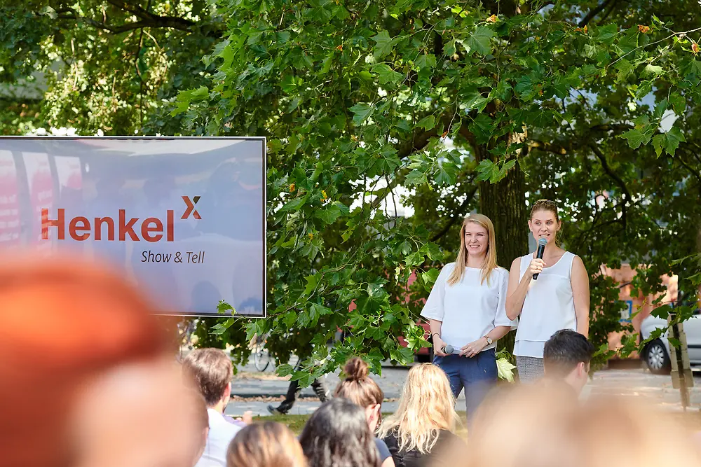 Mit ihrer Kollegin Salima Douven (r.) moderiert Annika ein Event